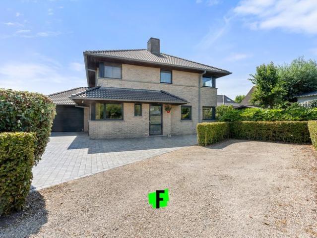Hedendaagse energiezuinige villa met 4 slpk inpandige garag…