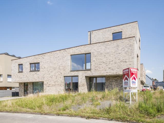 Hedendaagse halfopen nieuwbouwwoning verder af te werken