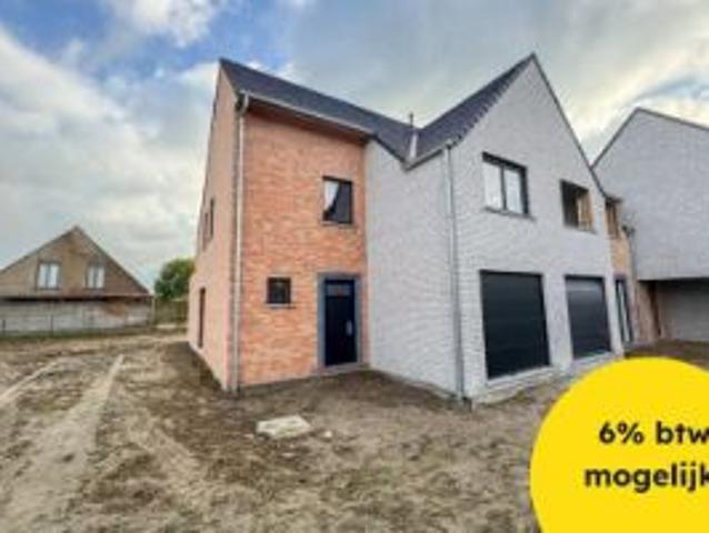 Hedendaagse ruime 3 slaapkamer woning nabij centrum Eernege