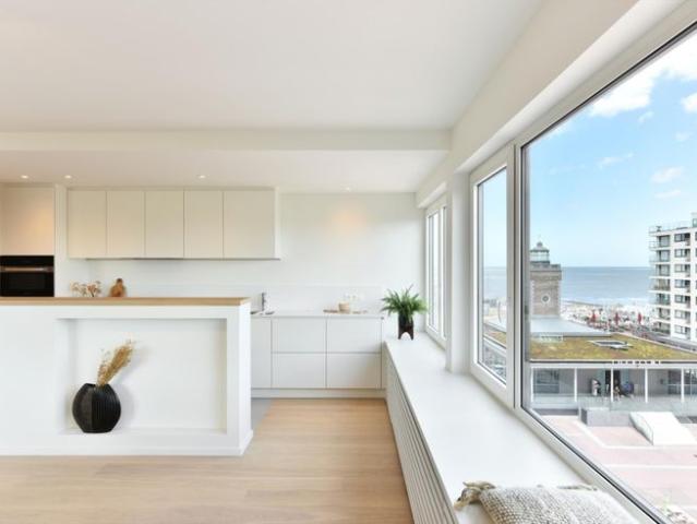 Heel lichtvol hoekappartement met ZEEZICHT en open zicht op