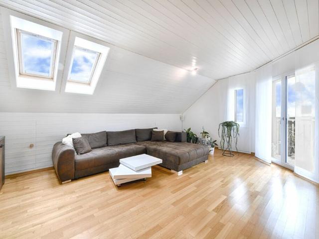 heimelige 3,5 Zimmer Dachwohnung mit Balkon