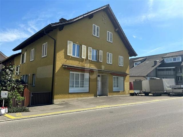 HELL MIT GROSSEN SCHAUFENSTER