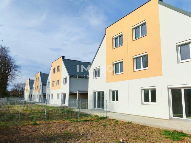Hell, modern, Erstbezug: Mietkauf Doppelhaushälfte in familiärer Anlage