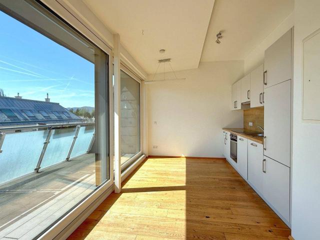 Hell und sonnig: 2 Zimmer DG Wohnung mit Terrasse und Garagenplatz ️