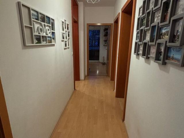 Helle 4 Zimmer Wohnung mit Balkon!