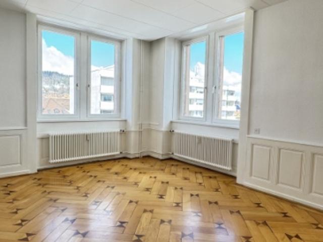 Helle 4 Zimmer Wohnung in der Nähe des Bahnhofs, 89 m², Aufzug | La Chaux de Fonds