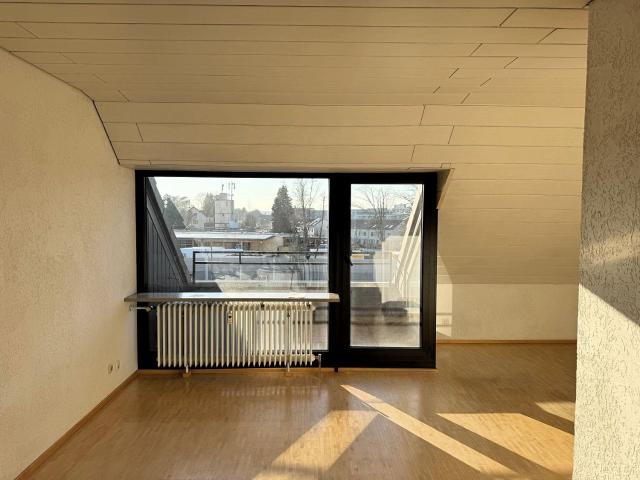 Helle 4 Zimmer DG Wohnung mit EBK und Loggia in Erlangen Bruck