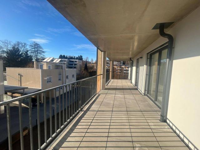 Helle 4 Zimmerwohnung mit sehr großer überdachter Terrasse