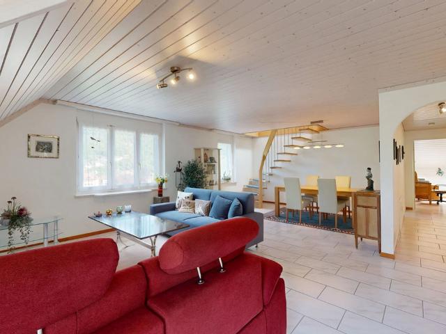 Helle 4.5 Zimmer Maisonette Wohnung mit zwei Einstellhallenplätzen