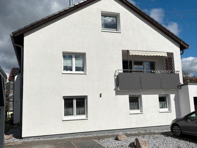 Helle 4,5 Zimmer Wohnung mit Balkon und Doppelcarport