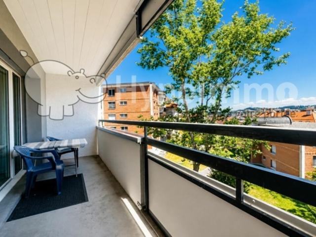 Helle 5 Zimmer Wohnung mit Balkon