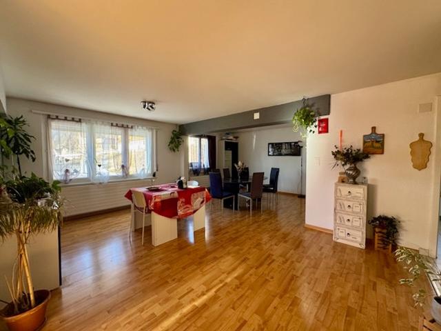 Helle 7.5 Zimmer Wohnung mit grosszügiger Garage und Stellplatz inklusive