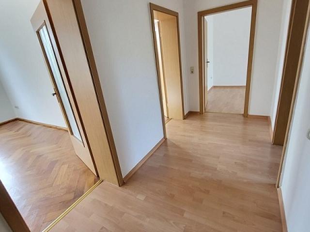 Helle 2 Raum Wohnung mit Parkett und Balkon