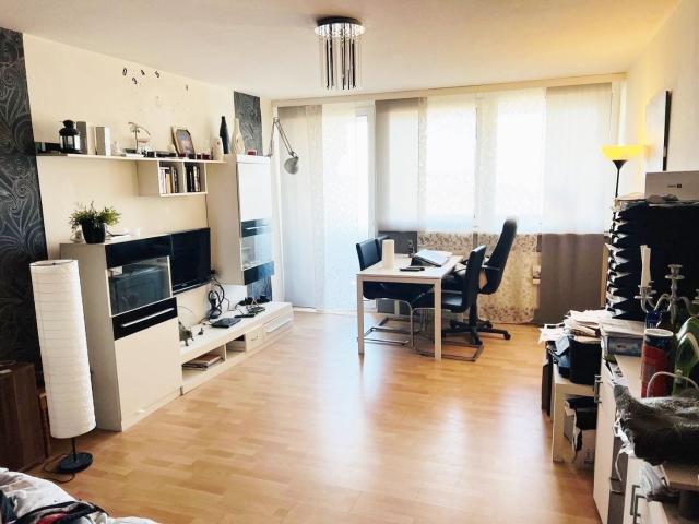 Helle 2 Zimmer Wohnung mit direktem Blick auf den Europakanal