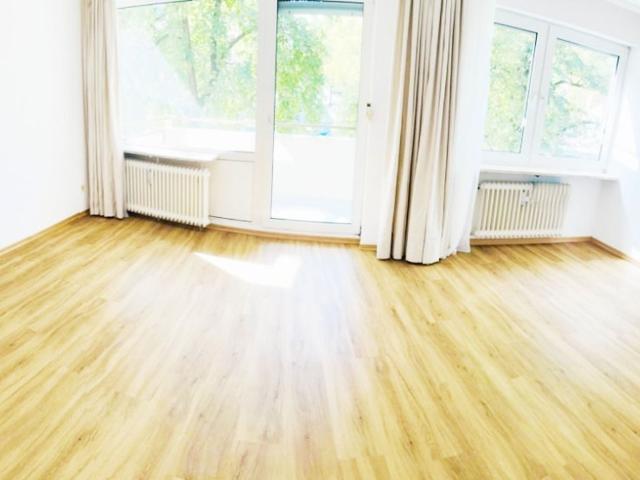 Helle 2 Zimmer Wohnung mit Einbauküche und Balkon in Langenhorn