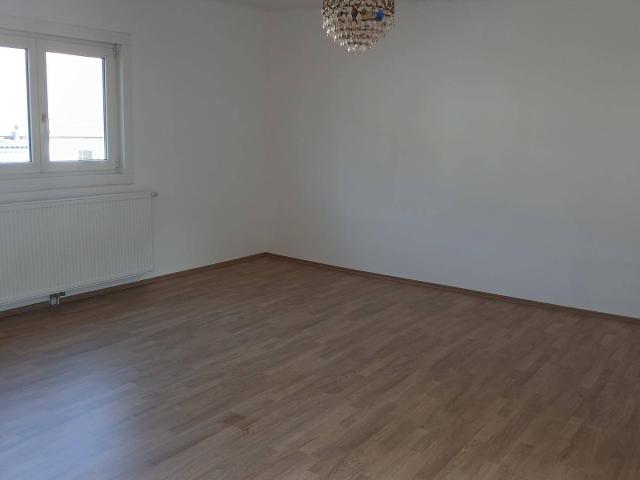 Helle 2 Zimmer Altbauwohnung, eventuell mit Eigengarten