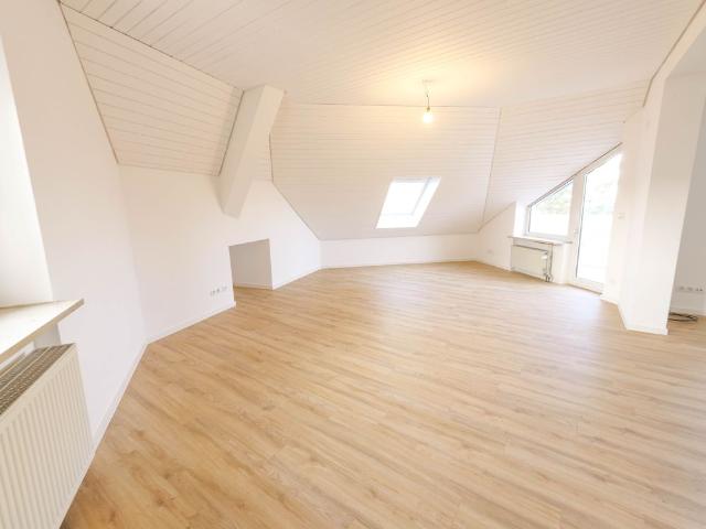 Helle 2 Zimmer Dachgeschosswohnung mit Blick ins Grüne