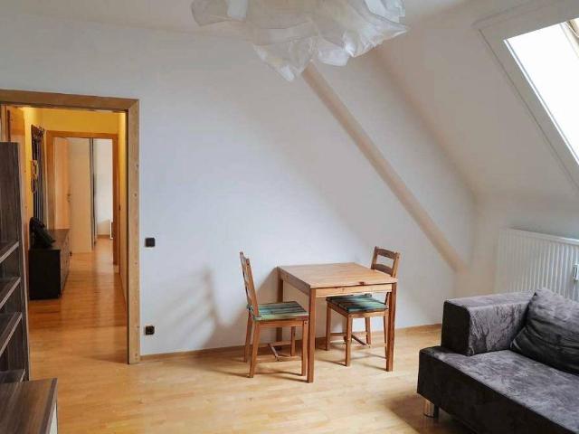 Helle 2 Zimmer Dachgeschosswohnung mit Loggia