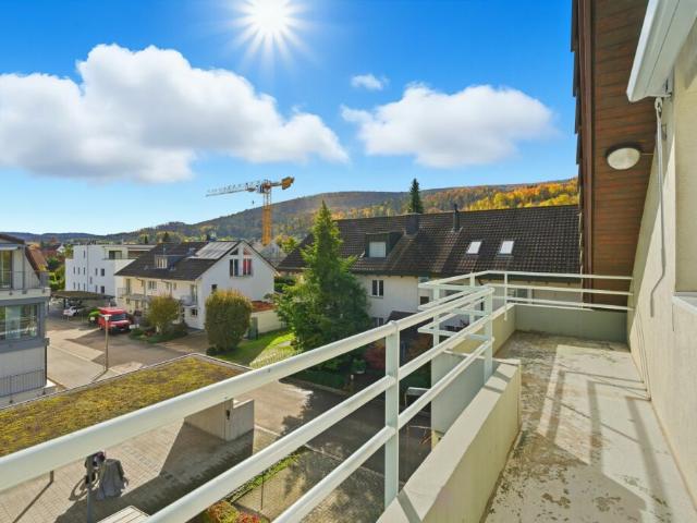 Helle 2.5 Z' Dachwohnung mit Garage und Balkon