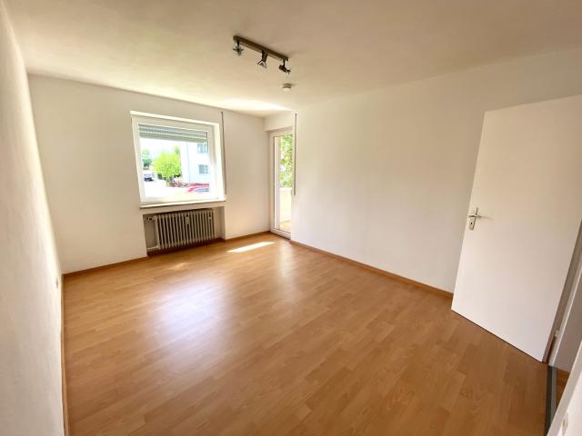 Helle 2,5 Zimmer Hochparterre Wohnung mit Einbauküche, Badewanne, Hauswirtschaftsraum und Terrasse