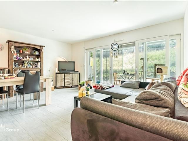 Helle 2,5 Zimmer Wohnung mit geräumiger Loggia in einer privilegierten Umgebung