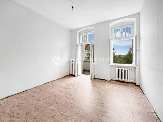 Helle 3 Zimmer Wohnung mit Balkon und Renovierungsbedarf!