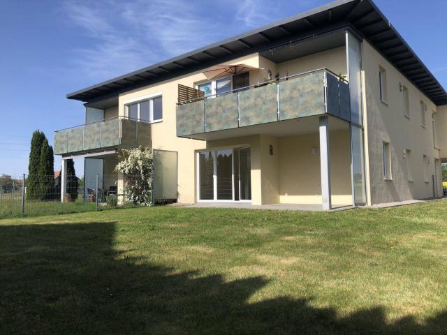 Helle 3 Zimmer Wohnung mit Loggia, Balkon und Parkplatz