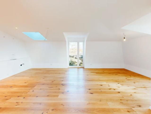 Helle 3 Zimmer Dachgeschosswohnung mit exklusiver Ausstattung, zwei Bädern und Dachterrasse!