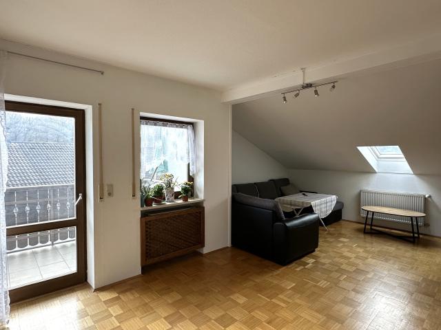 Helle 3 Zimmer Dachgeschoßwohnung mit großem Balkon
