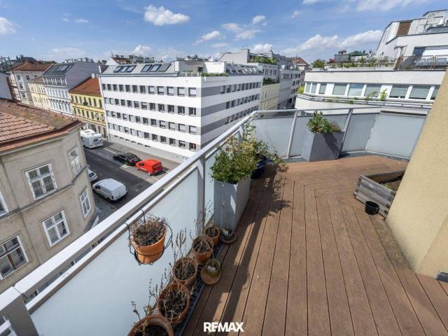 Helle 3 Zimmer Dachgeschosswohnung mit großzügiger Terrasse in gepflegtem Wohnhaus
