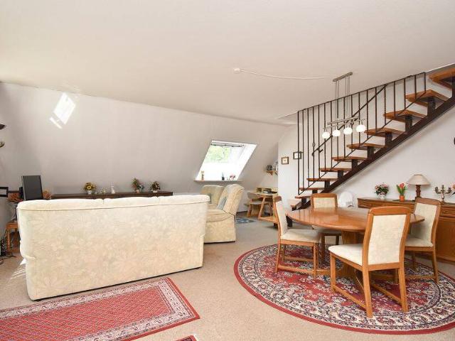 Helle 3 Zimmer Maisonettewohnung mit Balkon und Tiefgaragenstellplatz in ruhiger Lage.