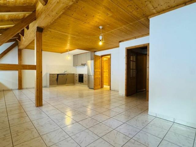 Helle 3.5 Zimmer Maisonette Wohnung auf zwei Etagen mit 2 Bädern und Parkplatz