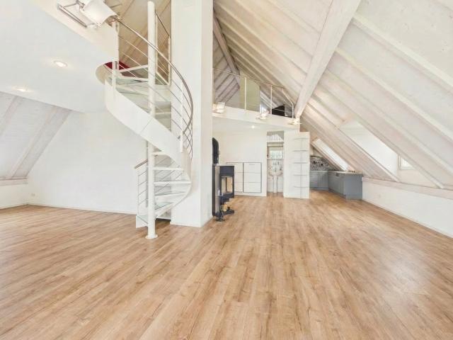 Helle 3.5 Zimmer Dachwohnung mit Seesicht in Uster