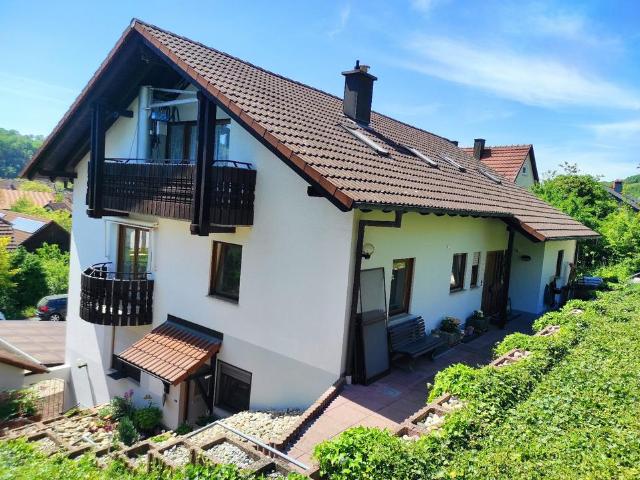 Helle 3,5 Zimmer Eigentumswohnung mit Terrasse, Garage und Garten
