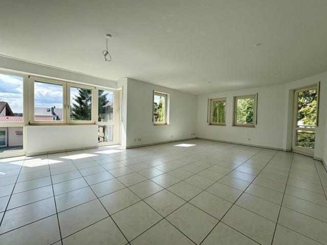 Helle 3,5 Zimmer Wohnung in Böblingen mit Tiefgaragenstellplatz und Westbalkon auf der Waldburg !