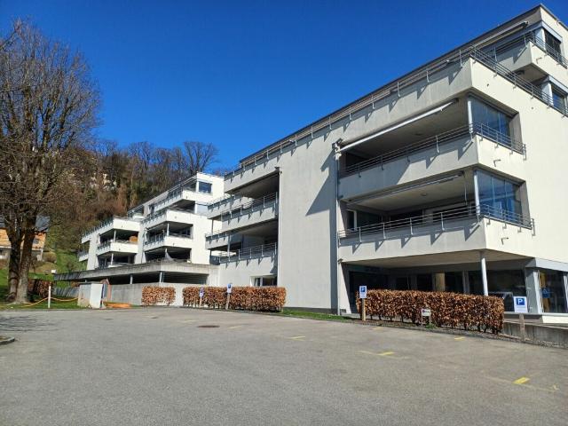 Helle 3.5 Zimmer Wohnung mit grossem Balkon