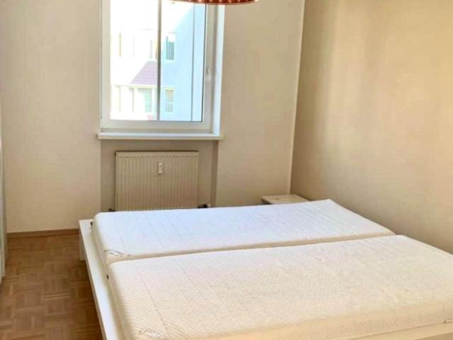Helle, teilmöblierte Eigentumswohnung mit sonnigem Balkon und Tiefgaragenparkplatz