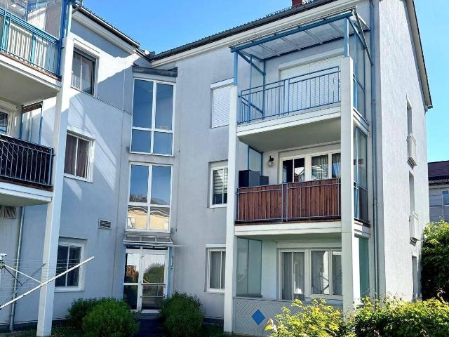 Helle, teilmöblierte Eigentumswohnung mit sonnigem Balkon und Tiefgaragenparkplatz
