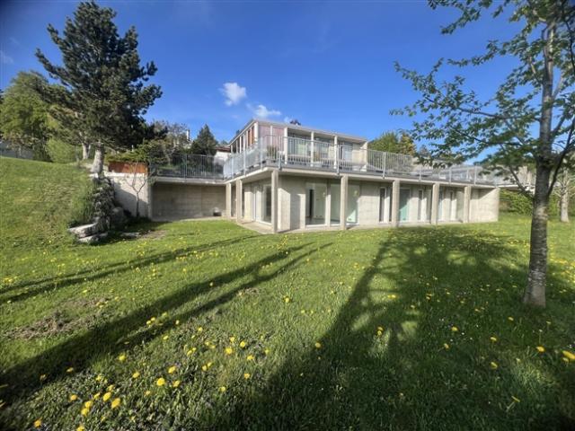 Prächtiges Penthouse mit großem Garten und offenem Blick