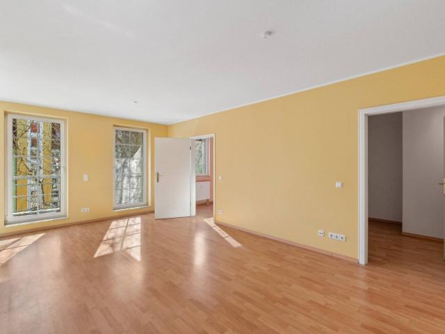 Helle und bezugsfreie 2 Zimmer Wohnung mit Stellplatz, Aufzug und Balkon