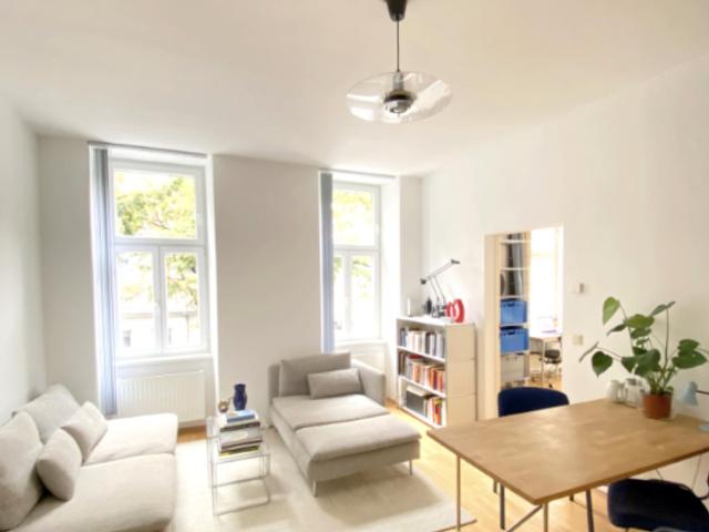 Helle und gemütliche 2 Zimmer Altbauwohnung unmöbliert