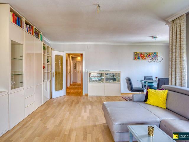 Helle und großzügige 3 Zimmer Wohnung mit Loggia | Teilmöbliert