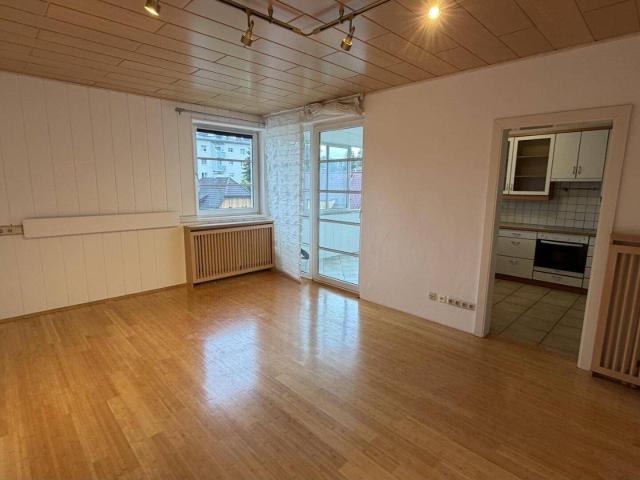 Helle und großzügige 2 Zimmer Wohnung mit verglaster Loggia