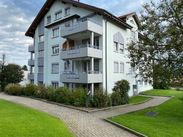 Helle und grosszügige 4.5 Zimmer Gartenwohnung im Grünen