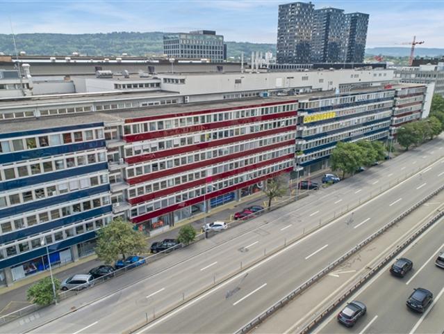 Helle und grosszügige Gewerbe /Bürofläche an zentraler Lage