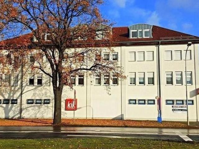 Helle und große 2 Zimmer Wohnung mit Laminatboden, halboffener Küche und Bad mit Dusche