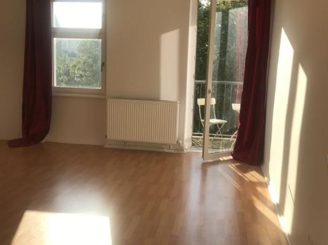 Helle und ruhige Altbauwohnung mit Sonnen Balkon in Berlin Mitte