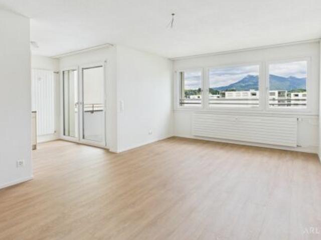 Helle Wohnräume und zwei Balkone in 6005 Luzern