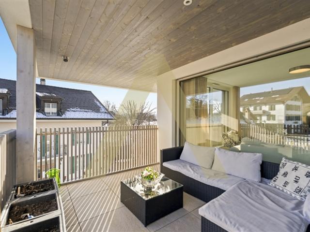 Helle Wohnung mit eleganten Oberflächen