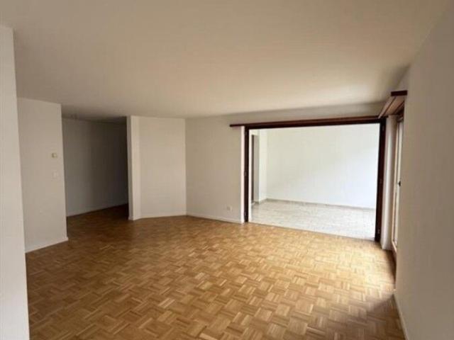 Helle Wohnung mit Gartensitzplatz & Wintergarten in Dübendorf